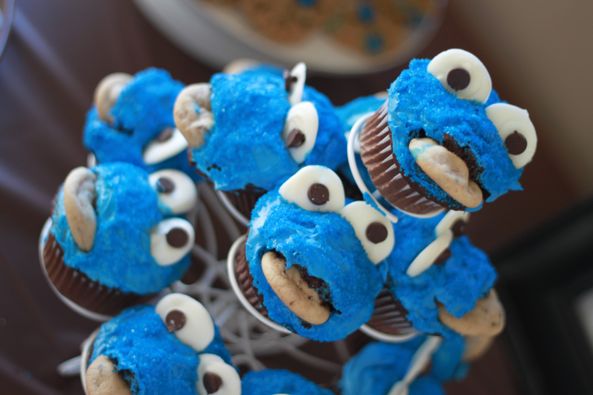 Cookie monster birthday party theme - cupcakes